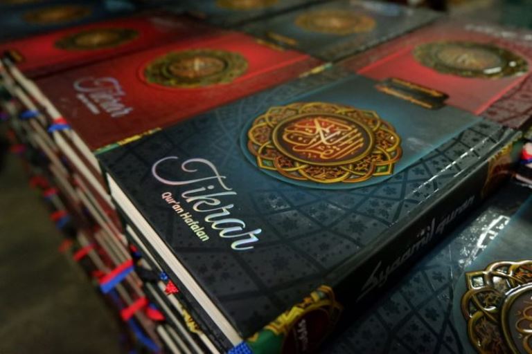 ribuan wakaf alquran disalurkan ke sulawesi selatan ribuan wakaf alquran disalurkan ke sulawesi selatan